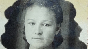 женщина в молодости на старой фотографии