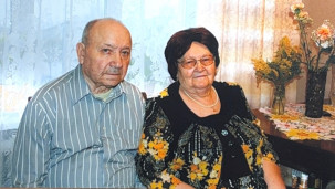 женщина с мужчиной сидят у окна
