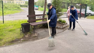 Участники трудовой бригады летнего лагеря «Полярис» подметают территорию