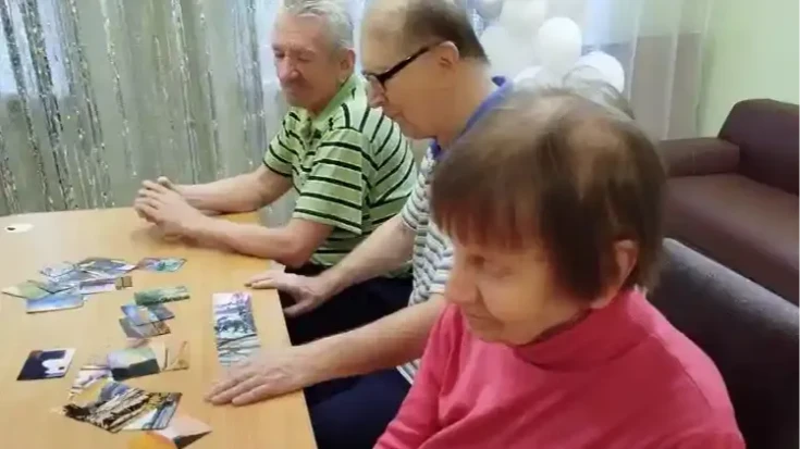 Пожилые люди находят в разложенных метафорических картах сходство с реальностью