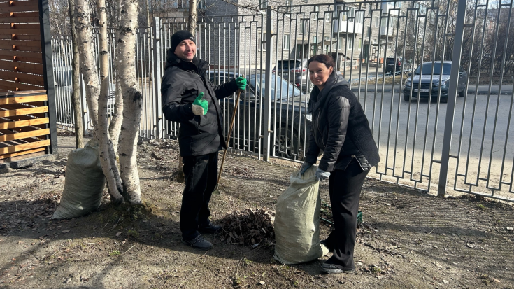 Мужчина и женщина показывают результат своей работы