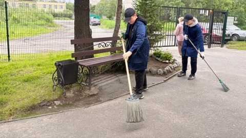 Участники трудовой бригады летнего лагеря «Полярис» подметают территорию